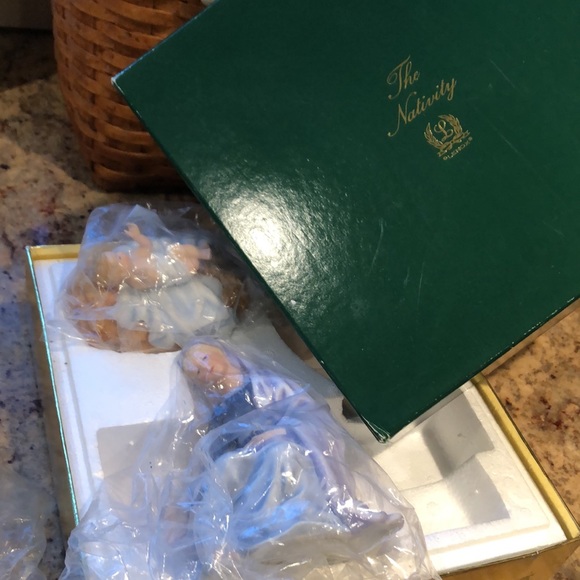 Lenox Renaissance Nativity Set - Mary and Baby Jesus - Picture 9 of 9